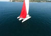 trimaran zračni snimak podizanje crveni genaker jedro jahta